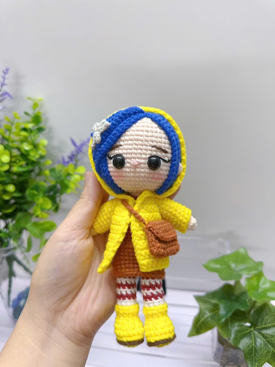 Handmade Crochet Doll Set – Yellow Raincoat Girl & Black Cat – Cute Amigurumi Couple – Gothic Fantasy Crochet Toy – Handmade Doll Gift