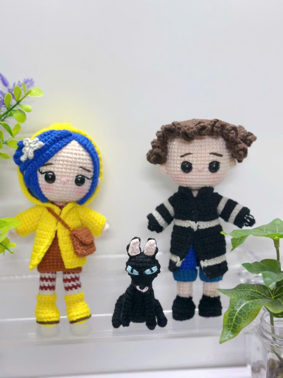 Handmade Crochet Doll Set – Yellow Raincoat Girl & Black Cat – Cute Amigurumi Couple – Gothic Fantasy Crochet Toy – Handmade Doll Gift
