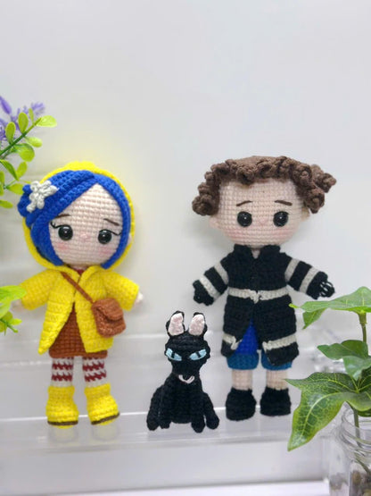 Handmade Crochet Doll Set – Yellow Raincoat Girl & Black Cat – Cute Amigurumi Couple – Gothic Fantasy Crochet Toy – Handmade Doll Gift