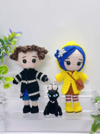 Handmade Crochet Doll Set – Yellow Raincoat Girl & Black Cat – Cute Amigurumi Couple – Gothic Fantasy Crochet Toy – Handmade Doll Gift